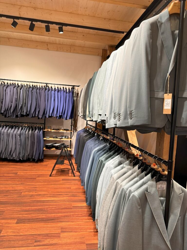 Galerie Impressionen zeigt die einzigartige Stimmung unserer Hochzeitskleider, Anzügen, Trauringen und Accessoires