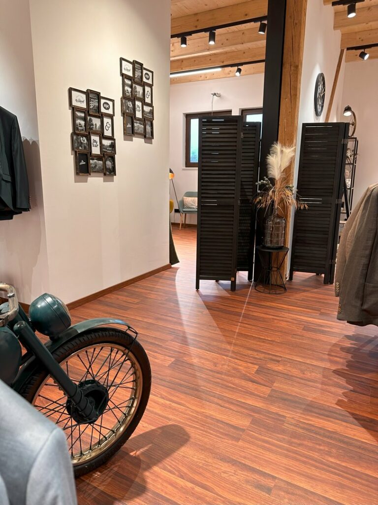 Galerie Impressionen zeigt die einzigartige Stimmung unserer Hochzeitskleider, Anzügen, Trauringen und Accessoires