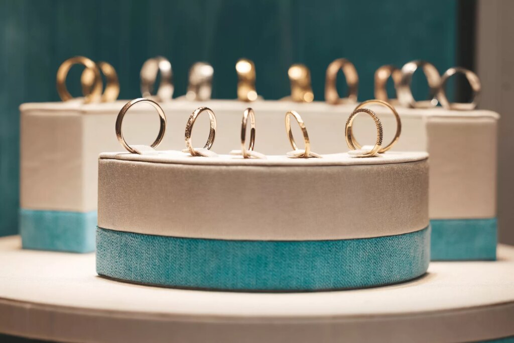 Galerie Impressionen zeigt die einzigartige Stimmung unserer Hochzeitskleider, Anzügen, Trauringen und Accessoires