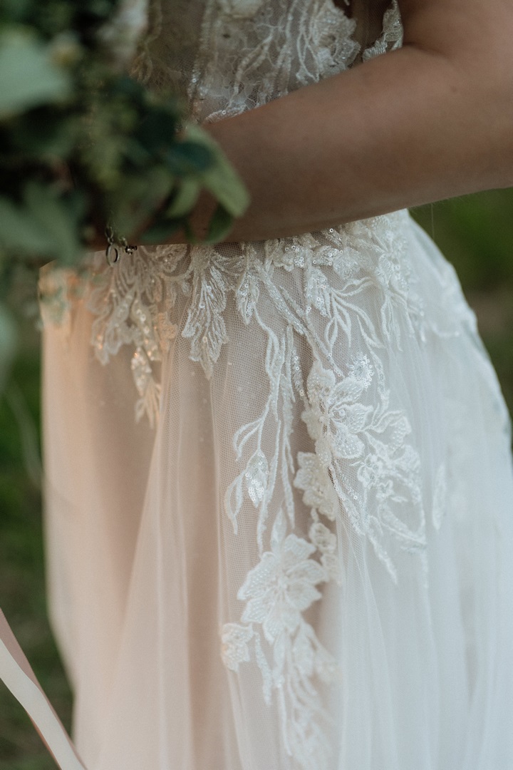 Braut in einem eleganten Hochzeitskleid mit besonderer Silhouette