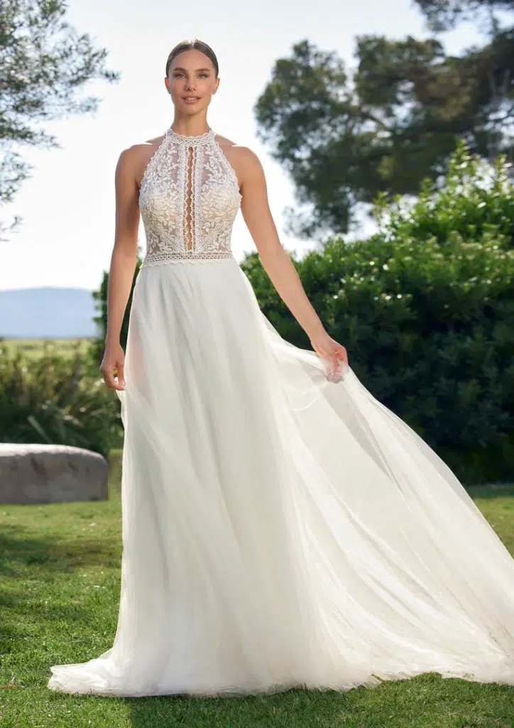 Brautkleid mit Neckholder, transparentem Spitzenoberteil und fließender Schleppe