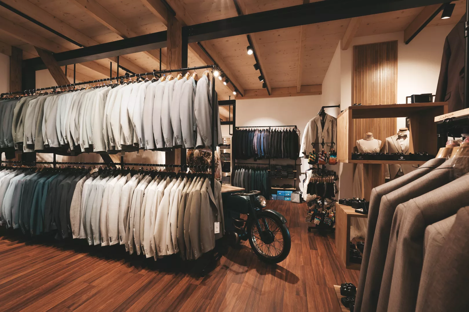 Galerie Impressionen zeigt die einzigartige Stimmung unserer Hochzeitskleider, Anzügen, Trauringen und Accessoires