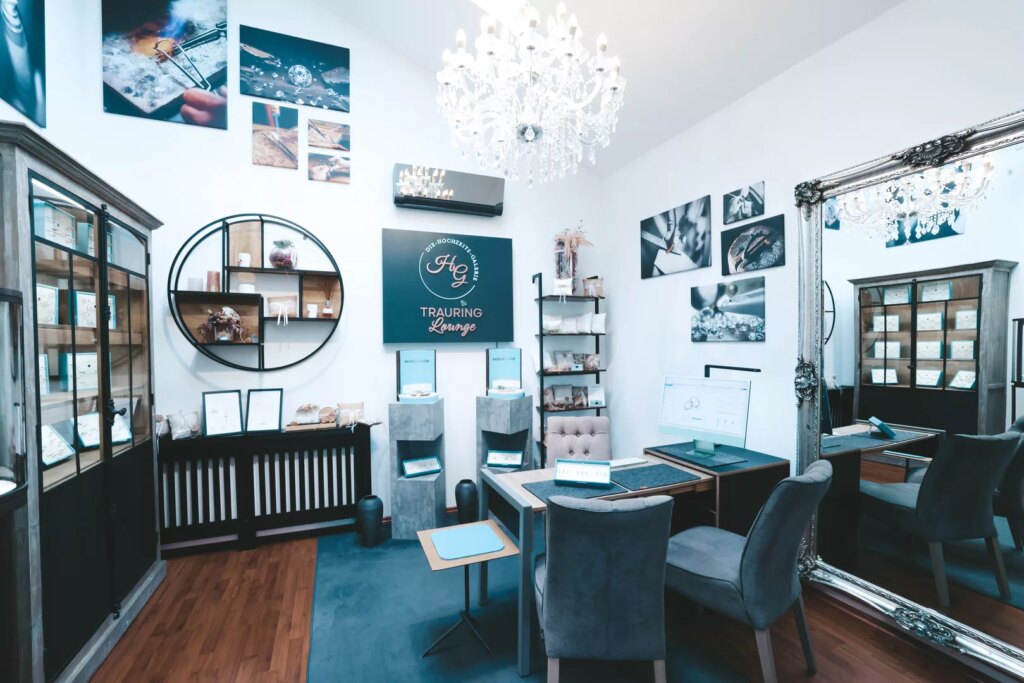 Galerie Impressionen zeigt die einzigartige Stimmung unserer Hochzeitskleider, Anzügen, Trauringen und Accessoires