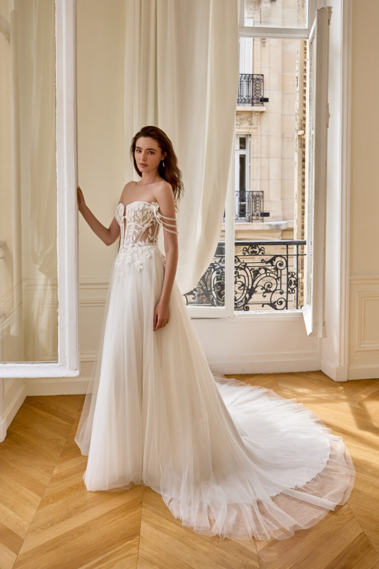 Braut in heller A-Linie mit fliessendem Rock als Beispiel für eine Brautkleid-Silhouette