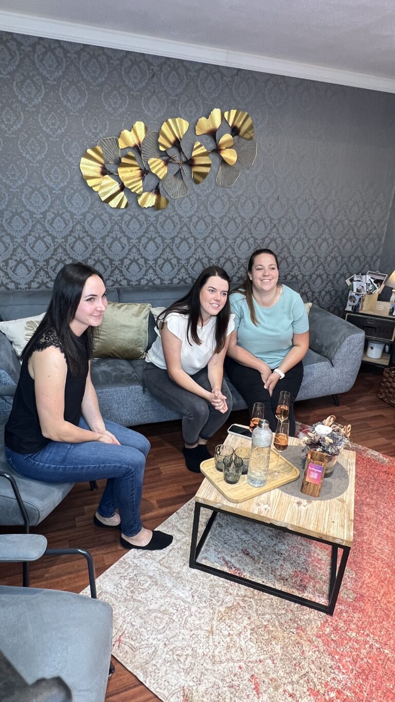 Drei Frauen im Gespräch auf dem Sofa im Beratungsbereich