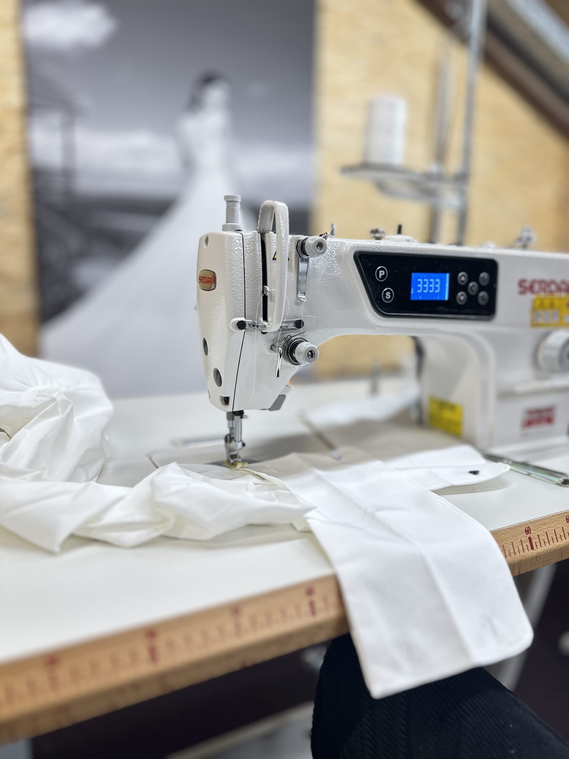 Nähmaschine im hauseigenen Schneideratelier für Brautkleid-Änderungen