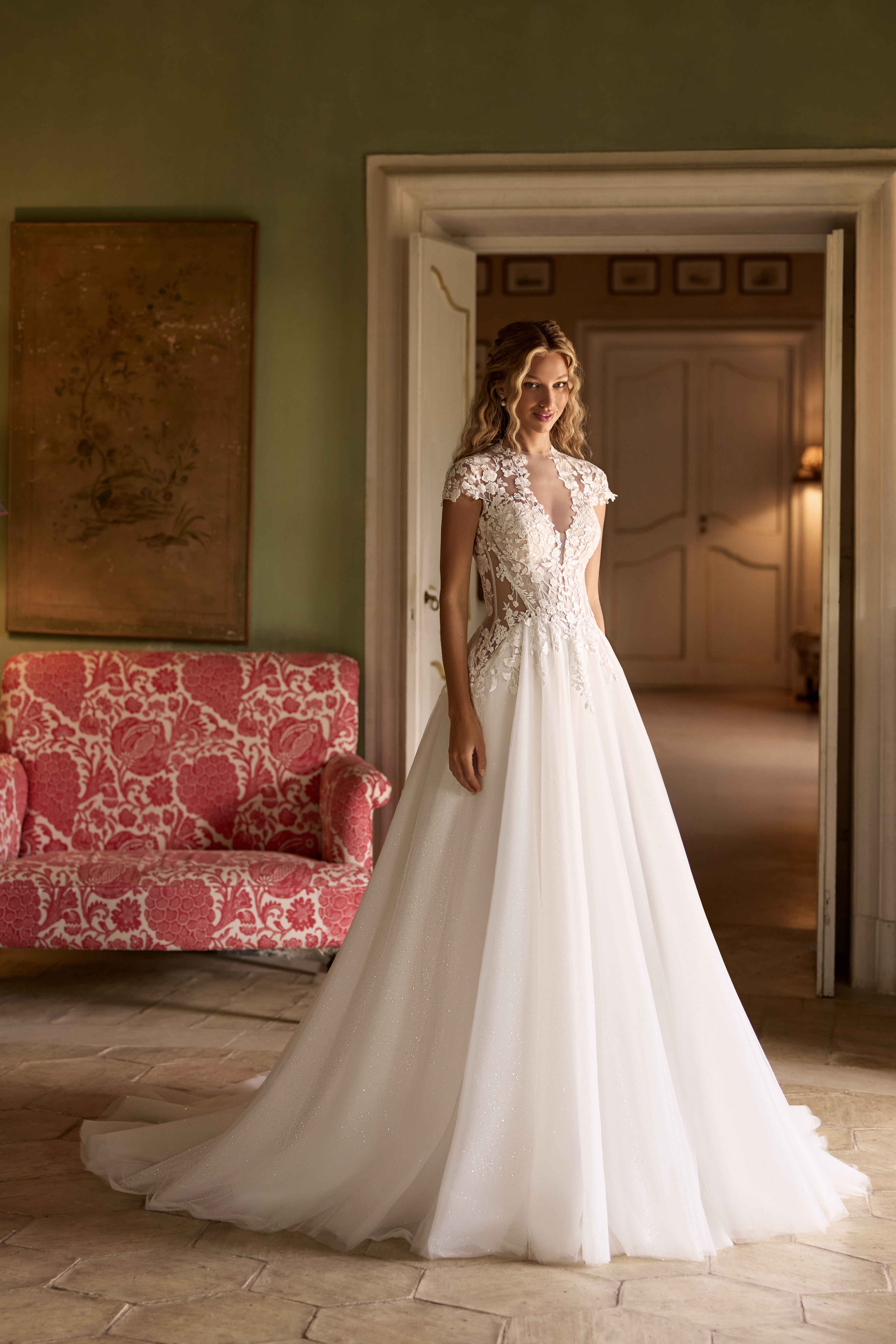 Helles romantisches Brautkleid mit fliessender Silhouette