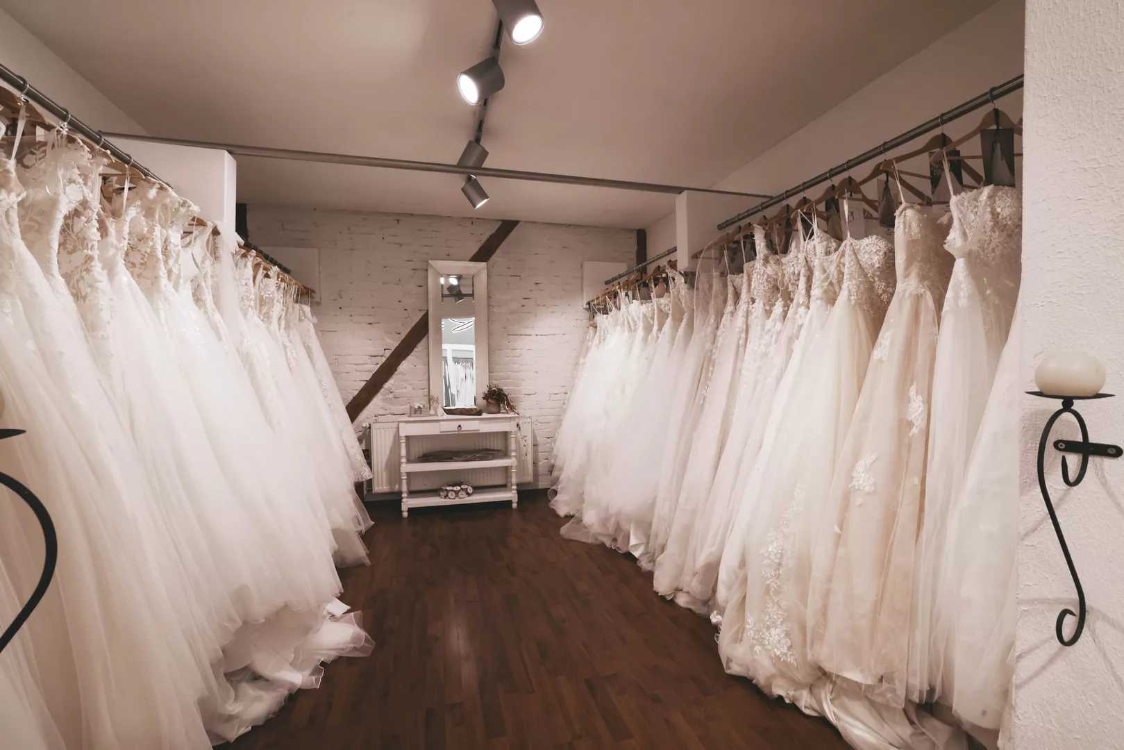 Brautkleider auf Kleiderstangen in der Hochzeits-Galerie in Murg