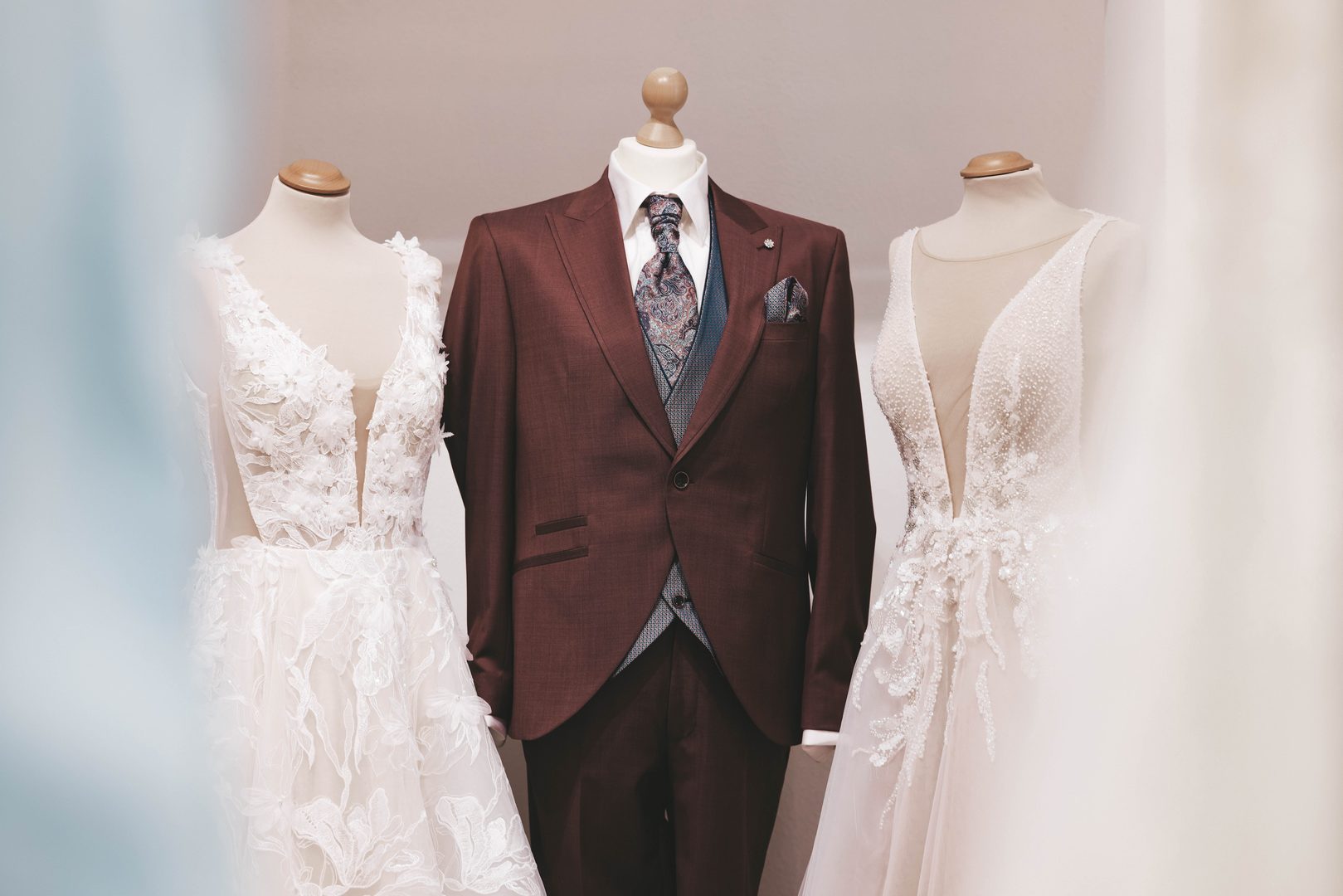 Bordeauxfarbener Hochzeitsanzug mit Weste und Krawatte