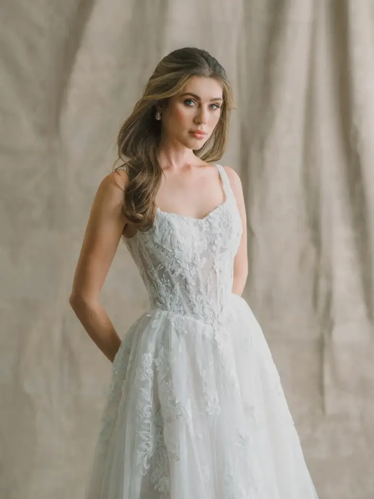 A-Linien-Brautkleid mit floraler Spitze, schmalen Trägern und rundem Ausschnitt