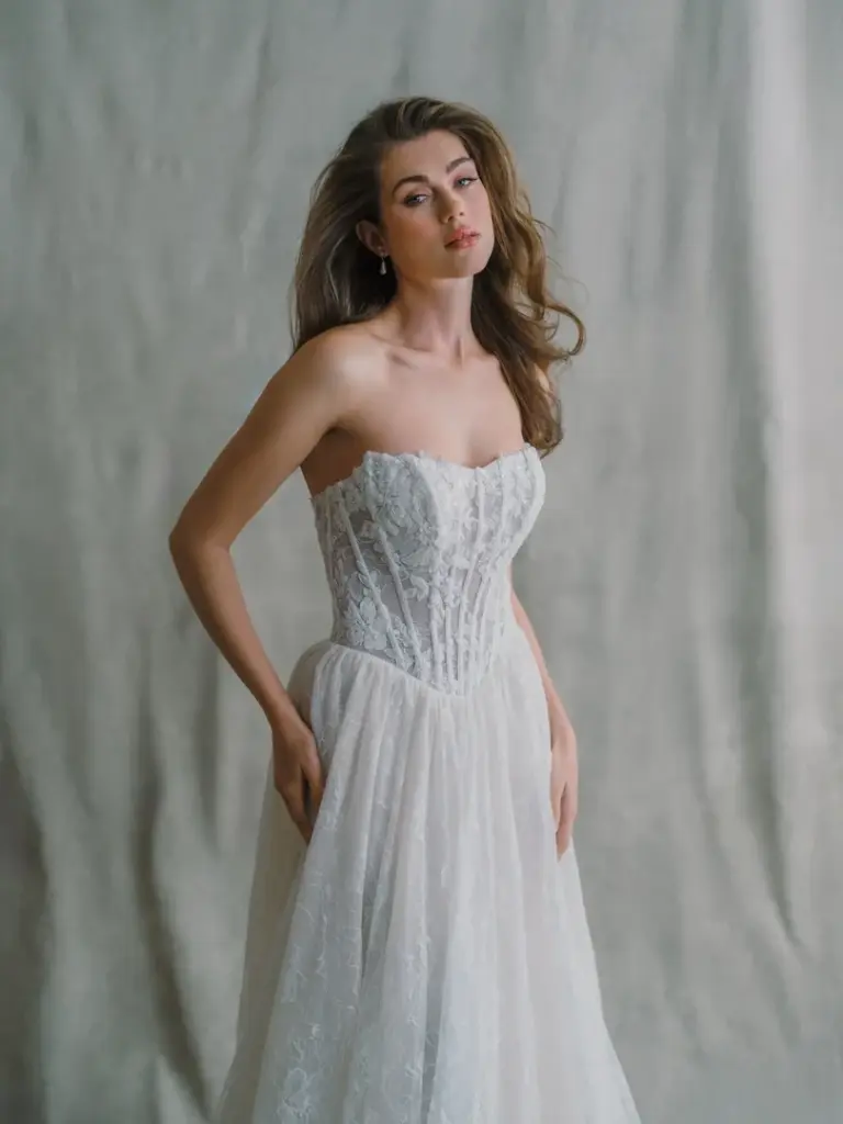 Trägerloses Brautkleid mit strukturierter Spitzencorsage und weich fallendem Rock