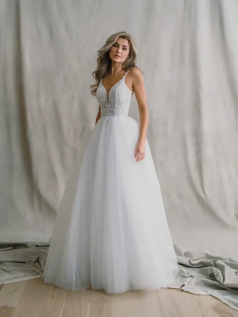 A-Linien-Brautkleid mit Spitzenoberteil, schmalen Trägern und schlichtem Rock