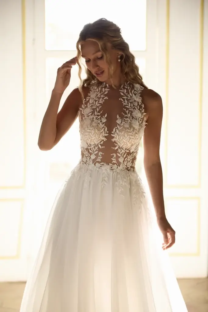 Brautkleid mit hochgeschlossenem Spitzenoberteil und leichtem Tüllrock