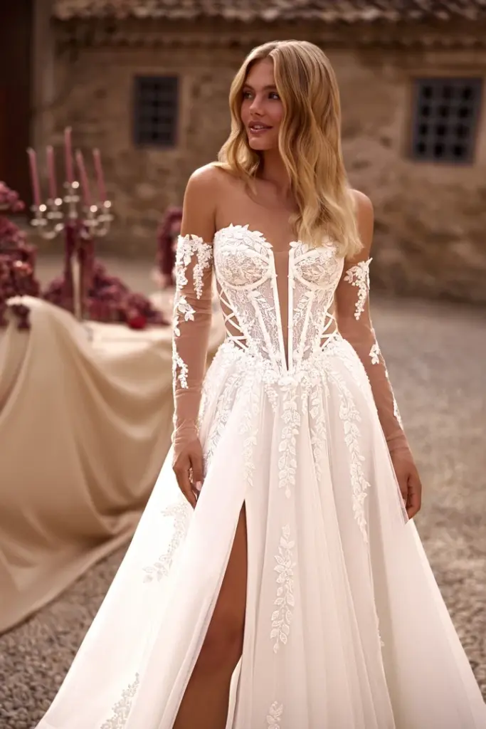 Schulterfreies Brautkleid mit transparentem Spitzenoberteil und Beinschlitz