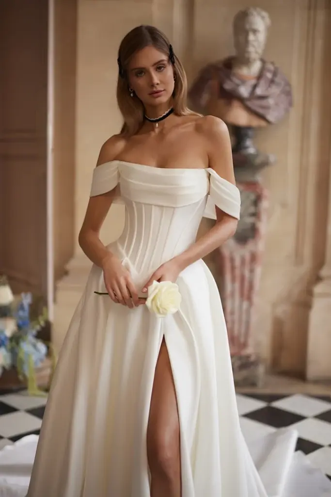 Schulterfreies Brautkleid mit glattem Oberteil und hohem Beinschlitz