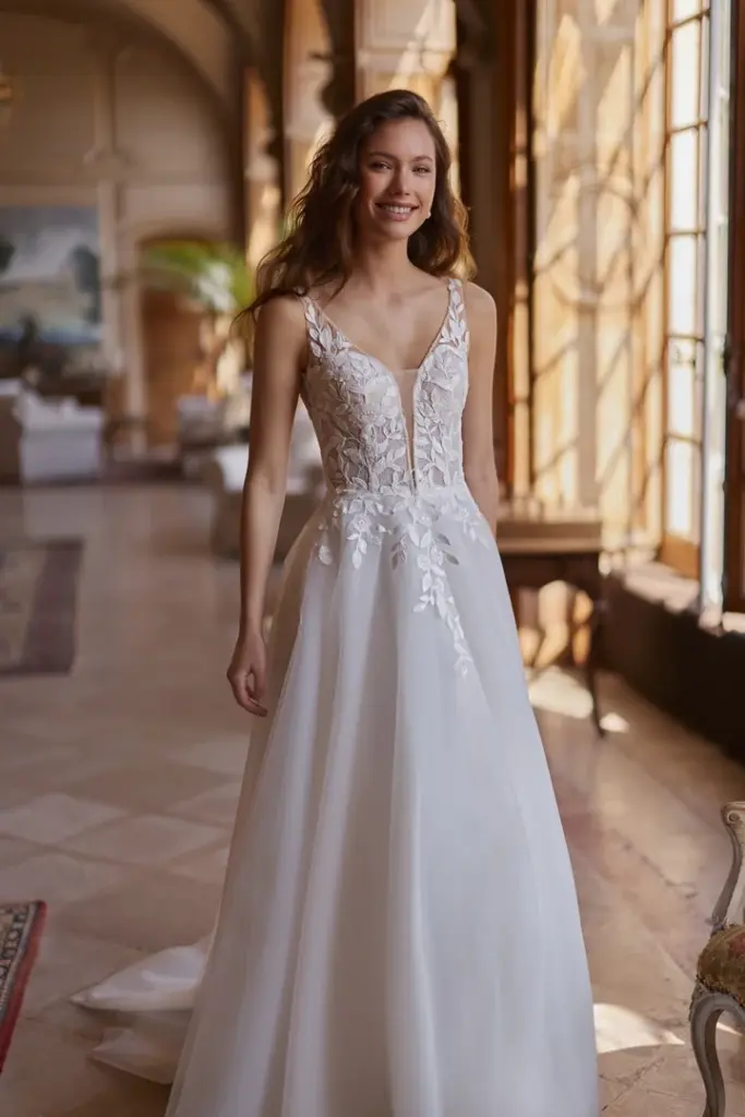 Brautkleid mit breiten Spitzenträgern, V-Ausschnitt und weitem Rock