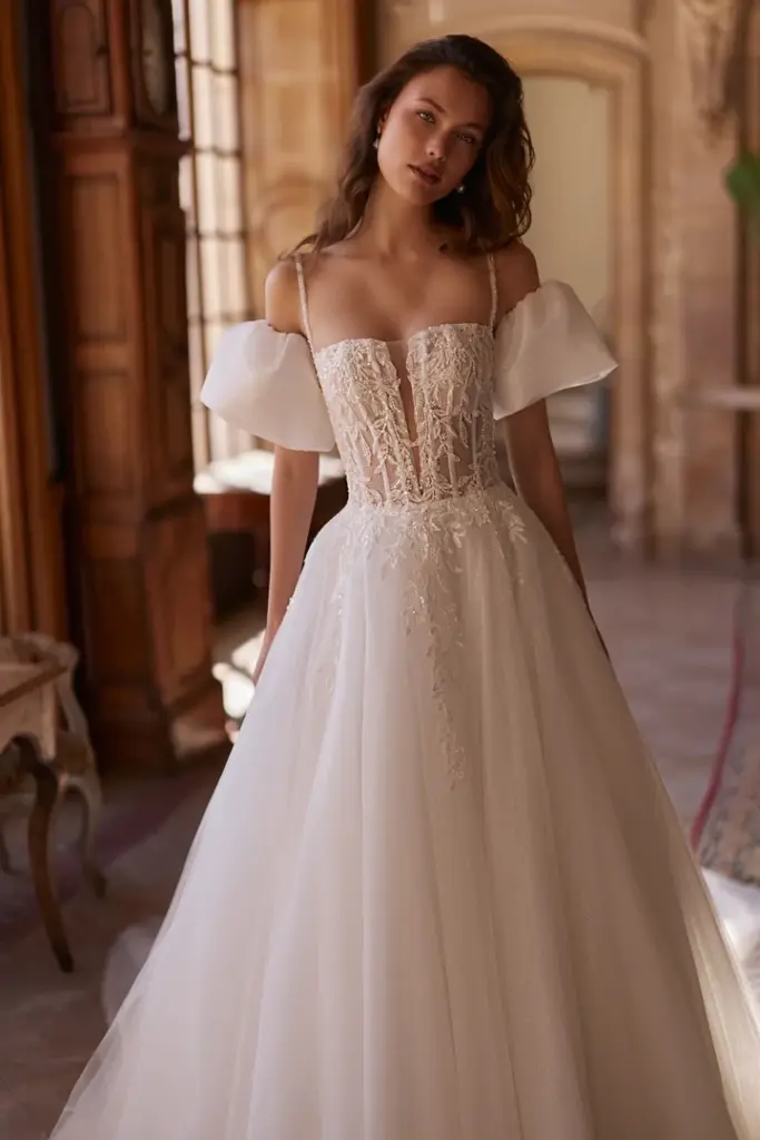 Brautkleid mit transparentem Spitzenoberteil und kurzen Puffärmeln