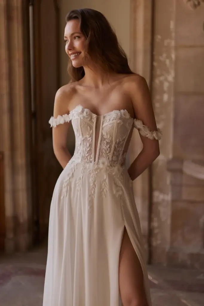 Schulterfreies Brautkleid mit schmalen Spitzenträgern und Beinschlitz