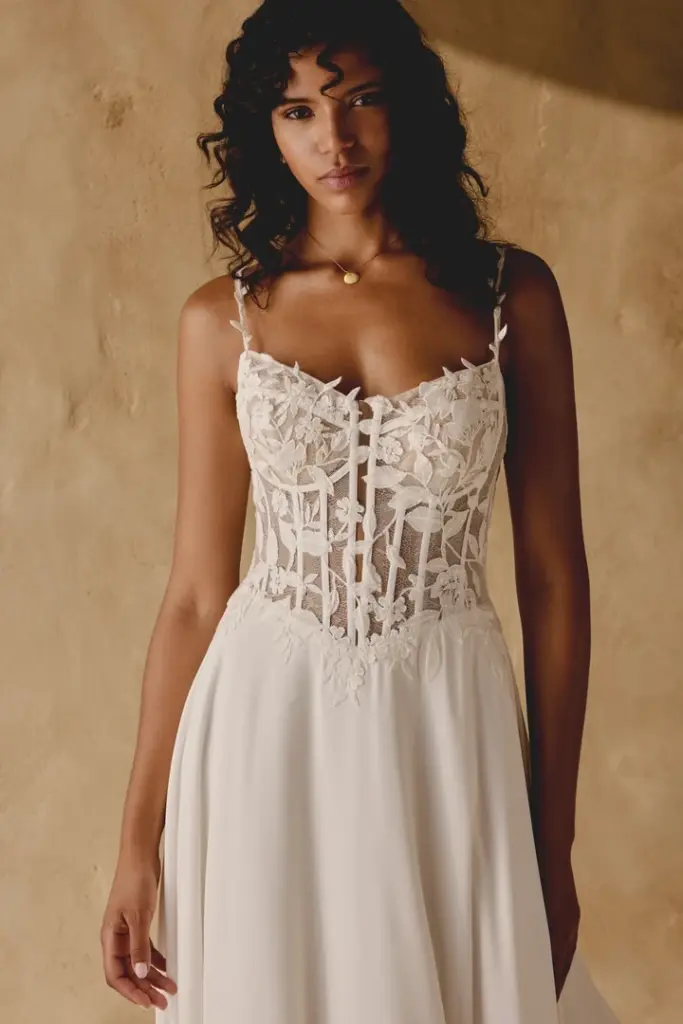Brautkleid mit schmalen Trägern, floraler Spitze und fließendem Rock
