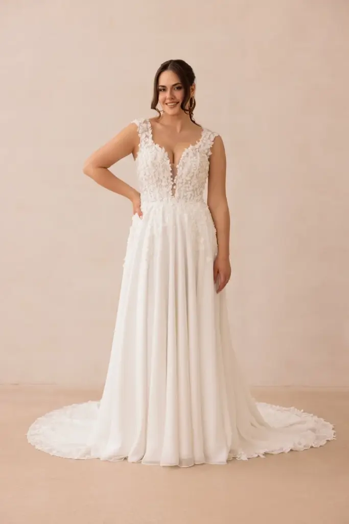 Brautkleid mit breiten Spitzenträgern, tiefem Ausschnitt und fließendem Rock