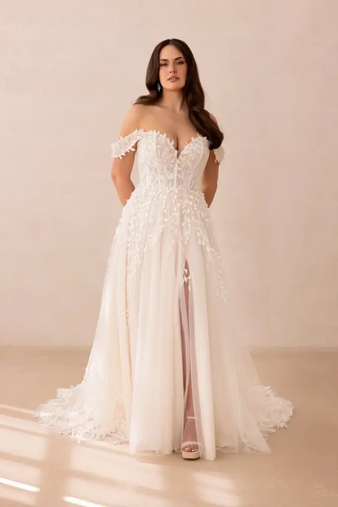 Schulterfreies Brautkleid mit Spitzenoberteil und hohem Beinschlitz