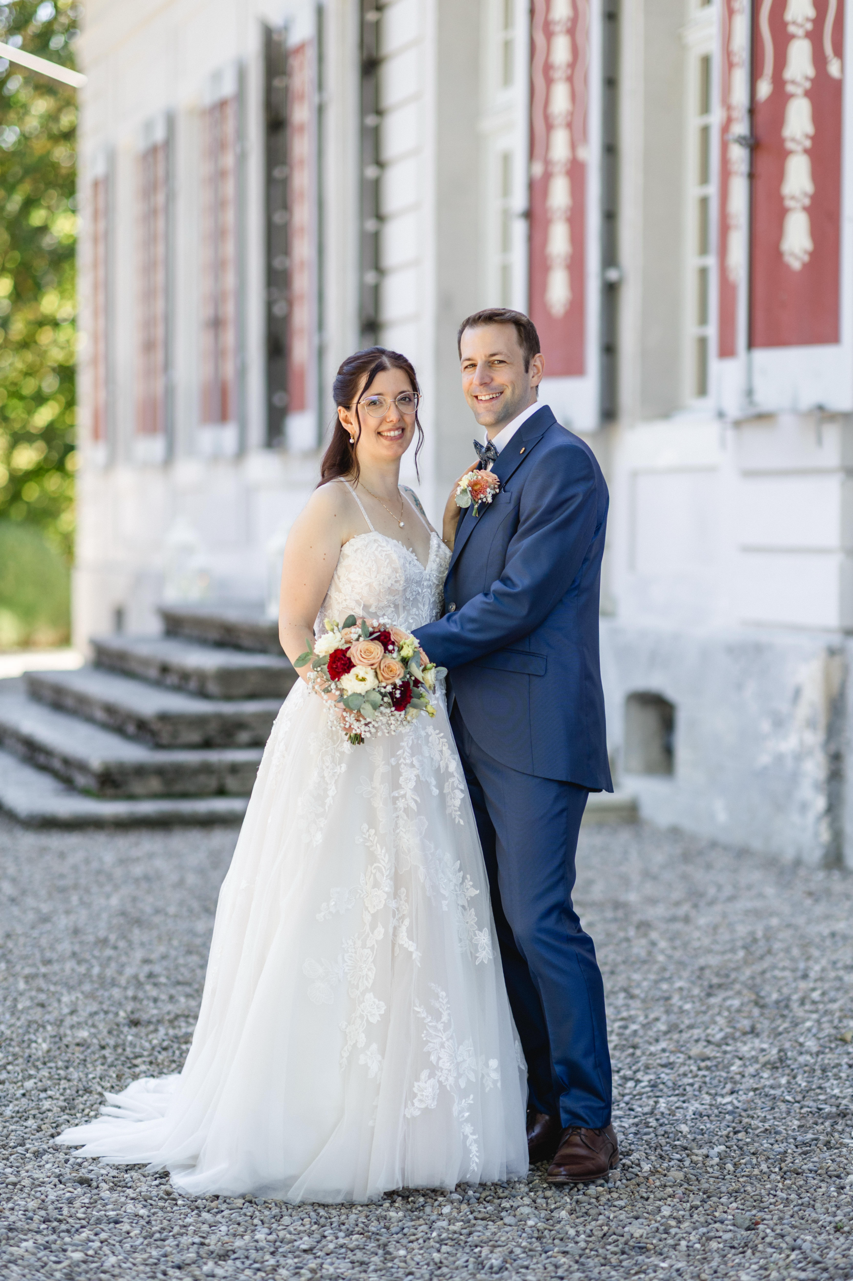 Sabrina und Michael vor der Fassade von Schloss Thunstetten