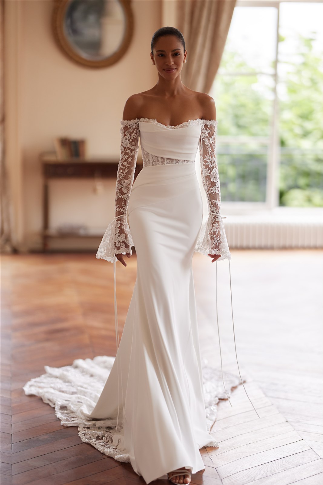 Schulterfreies figurbetontes Brautkleid mit langen Spitzenärmeln