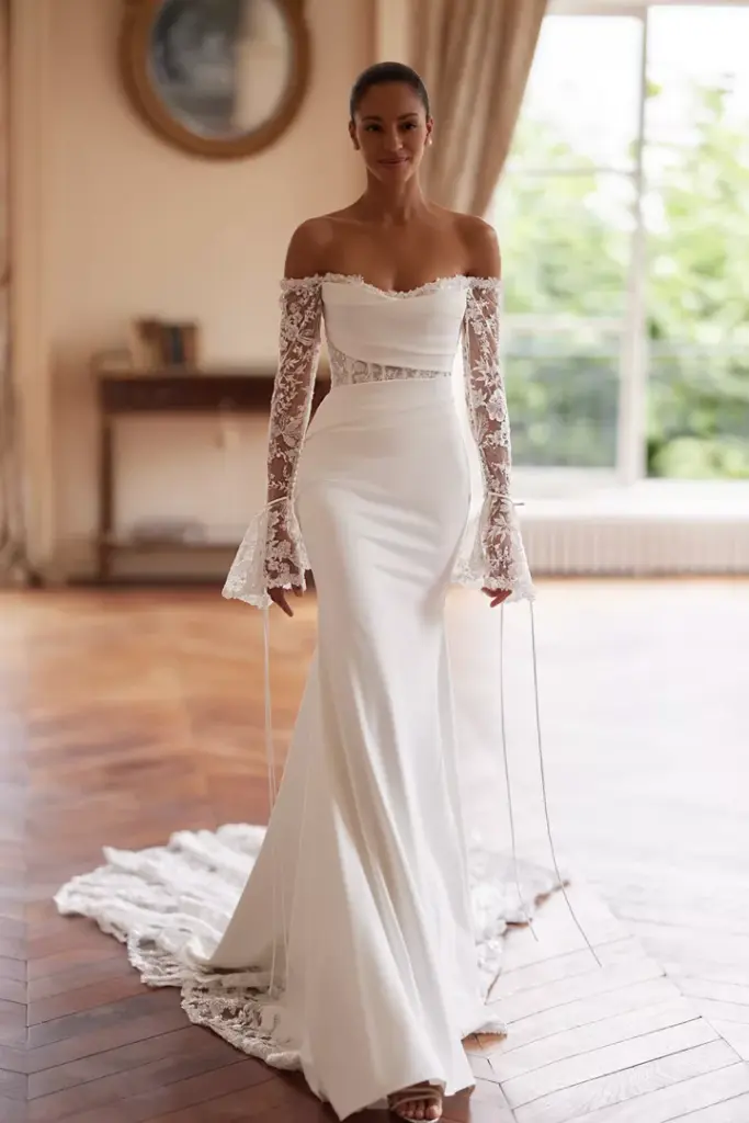 Figurbetontes Brautkleid mit glattem Rock und schulterfreien Spitzenärmeln