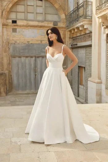 Finde dein Brautkleid bei uns in der Nähe von Zürich, Basel, Lörrach, Freiburg, Konstanz. Dein Hochzeitskleid grenznah zur Schweiz.