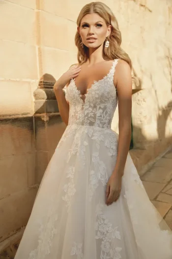 Finde dein Brautkleid bei uns in der Nähe von Zürich, Basel, Lörrach, Freiburg, Konstanz. Dein Hochzeitskleid grenznah zur Schweiz.