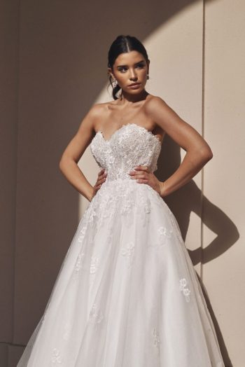 Finde dein Brautkleid bei uns in der Nähe von Zürich, Basel, Lörrach, Freiburg, Konstanz. Dein Hochzeitskleid grenznah zur Schweiz.