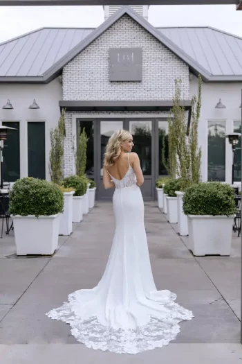 Finde dein Brautkleid bei uns in der Nähe von Zürich, Basel, Lörrach, Freiburg, Konstanz. Dein Hochzeitskleid grenznah zur Schweiz.