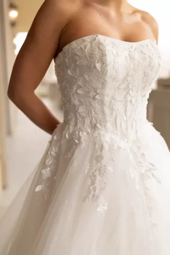 Finde dein Brautkleid bei uns in der Nähe von Zürich, Basel, Lörrach, Freiburg, Konstanz. Dein Hochzeitskleid grenznah zur Schweiz.