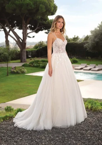 Finde dein Brautkleid bei uns in der Nähe von Zürich, Basel, Lörrach, Freiburg, Konstanz. Dein Hochzeitskleid grenznah zur Schweiz.