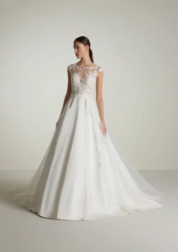 Finde dein Brautkleid bei uns in der Nähe von Zürich, Basel, Lörrach, Freiburg, Konstanz. Dein Hochzeitskleid grenznah zur Schweiz.