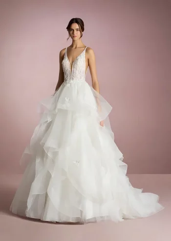 Finde dein Brautkleid bei uns in der Nähe von Zürich, Basel, Lörrach, Freiburg, Konstanz. Dein Hochzeitskleid grenznah zur Schweiz.