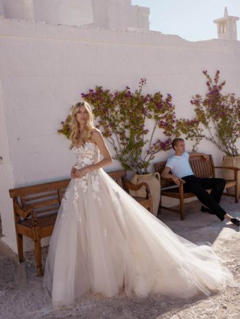 Finde dein Brautkleid bei uns in der Nähe von Zürich, Basel, Lörrach, Freiburg, Konstanz. Dein Hochzeitskleid grenznah zur Schweiz.