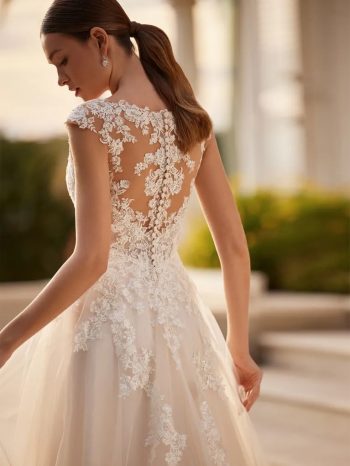 Finde dein Brautkleid bei uns in der Nähe von Zürich, Basel, Lörrach, Freiburg, Konstanz. Dein Hochzeitskleid grenznah zur Schweiz.