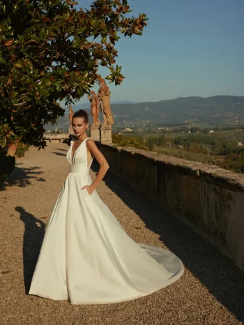 Finde dein Brautkleid bei uns in der Nähe von Zürich, Basel, Lörrach, Freiburg, Konstanz. Dein Hochzeitskleid grenznah zur Schweiz.