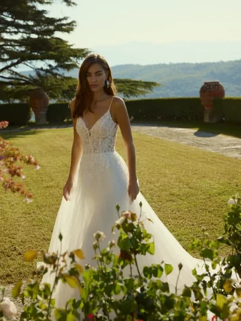 Finde dein Brautkleid bei uns in der Nähe von Zürich, Basel, Lörrach, Freiburg, Konstanz. Dein Hochzeitskleid grenznah zur Schweiz.