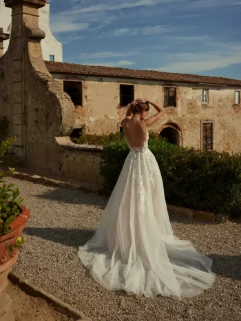 Finde dein Brautkleid bei uns in der Nähe von Zürich, Basel, Lörrach, Freiburg, Konstanz. Dein Hochzeitskleid grenznah zur Schweiz.