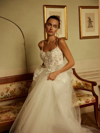 Finde dein Brautkleid bei uns in der Nähe von Zürich, Basel, Lörrach, Freiburg, Konstanz. Dein Hochzeitskleid grenznah zur Schweiz.