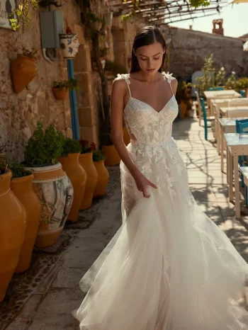 Finde dein Brautkleid bei uns in der Nähe von Zürich, Basel, Lörrach, Freiburg, Konstanz. Dein Hochzeitskleid grenznah zur Schweiz.