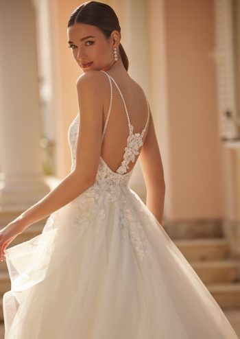 Finde dein Brautkleid bei uns in der Nähe von Zürich, Basel, Lörrach, Freiburg, Konstanz. Dein Hochzeitskleid grenznah zur Schweiz.