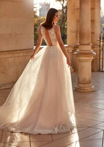 Finde dein Brautkleid bei uns in der Nähe von Zürich, Basel, Lörrach, Freiburg, Konstanz. Dein Hochzeitskleid grenznah zur Schweiz.