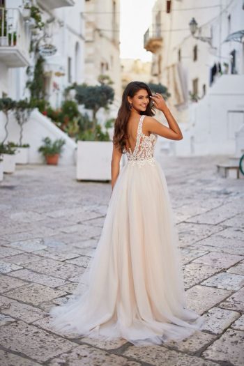 Finde dein Brautkleid bei uns in der Nähe von Zürich, Basel, Lörrach, Freiburg, Konstanz. Dein Hochzeitskleid grenznah zur Schweiz.