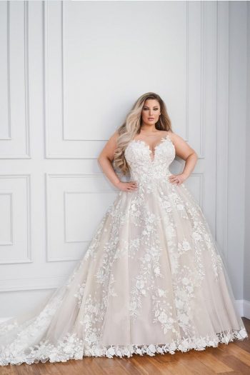 Finde dein Brautkleid bei uns in der Nähe von Zürich, Basel, Lörrach, Freiburg, Konstanz. Dein Hochzeitskleid grenznah zur Schweiz.