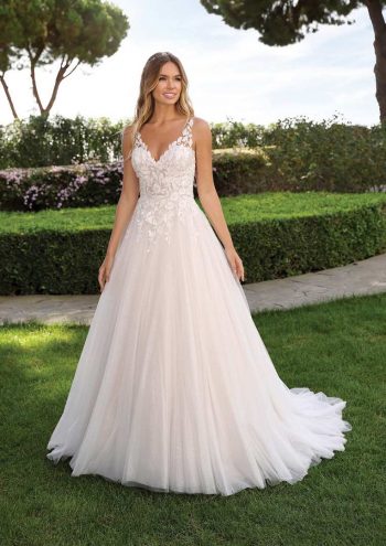 Finde dein Brautkleid bei uns in der Nähe von Zürich, Basel, Lörrach, Freiburg, Konstanz. Dein Hochzeitskleid grenznah zur Schweiz.