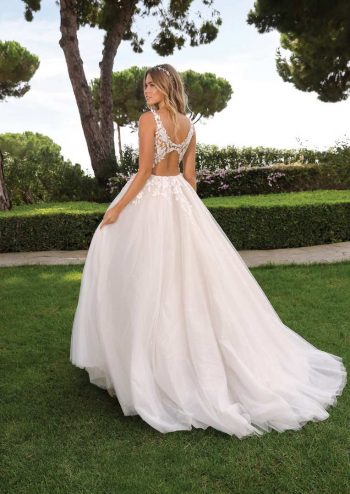 Finde dein Brautkleid bei uns in der Nähe von Zürich, Basel, Lörrach, Freiburg, Konstanz. Dein Hochzeitskleid grenznah zur Schweiz.