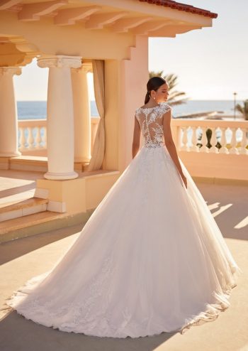 Finde dein Brautkleid bei uns in der Nähe von Zürich, Basel, Lörrach, Freiburg, Konstanz. Dein Hochzeitskleid grenznah zur Schweiz.